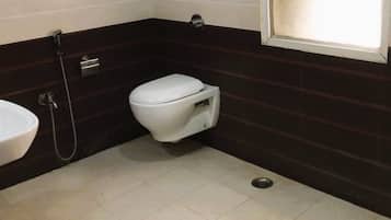 Deluxe tweepersoonskamer, uitzicht op de stad | Badkamer