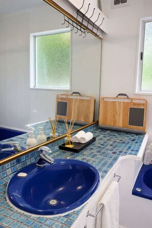 Bathroom - Lake & Mountain Views, cozy 2BR Home (Queenstown)