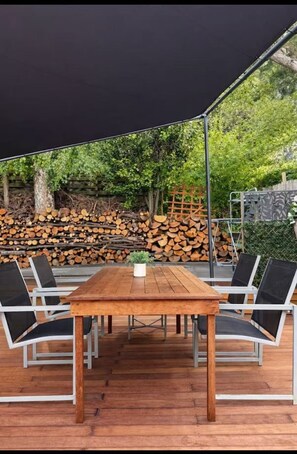 Outdoor dining - Lake & Mountain Views, cozy 2BR Home (Queenstown)