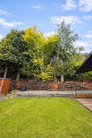 Property grounds - Lake & Mountain Views, cozy 2BR Home (Queenstown)