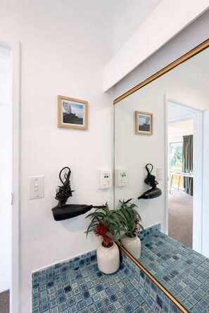 Interior - Lake & Mountain Views, cozy 2BR Home (Queenstown)