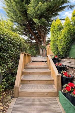 Property grounds - Lake & Mountain Views, cozy 2BR Home (Queenstown)