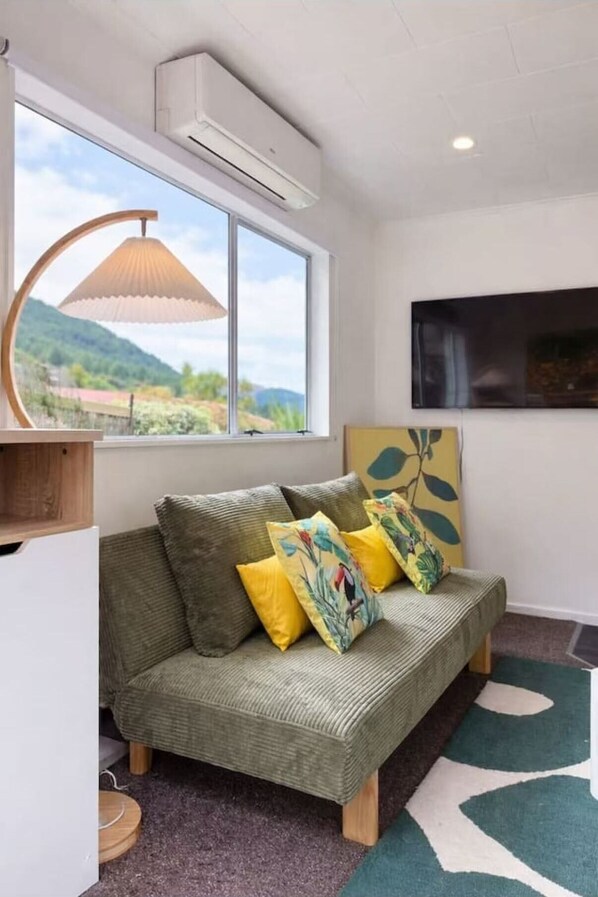 Living area - Lake & Mountain Views, cozy 2BR Home (Queenstown)