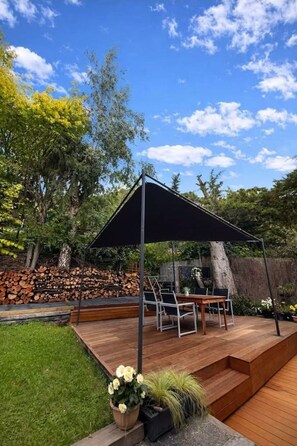 Outdoor dining - Lake & Mountain Views, cozy 2BR Home (Queenstown)