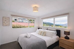 Room - Lake & Mountain Views, cozy 2BR Home (Queenstown)