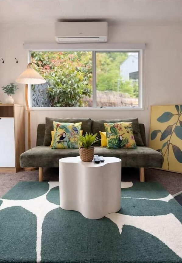 Living area - Lake & Mountain Views, cozy 2BR Home (Queenstown)