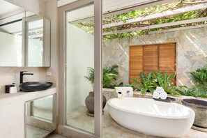 Combined shower/bathtub, hair dryer, slippers, towels - Villa Kohia (Koh Samui)