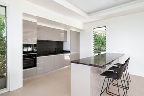 Fridge, microwave, oven, stovetop - Villa Kohia (Koh Samui)