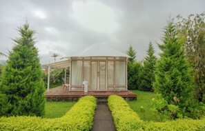 Chambre Double Deluxe, balcon, vue jardin | Enceinte de l’hébergement