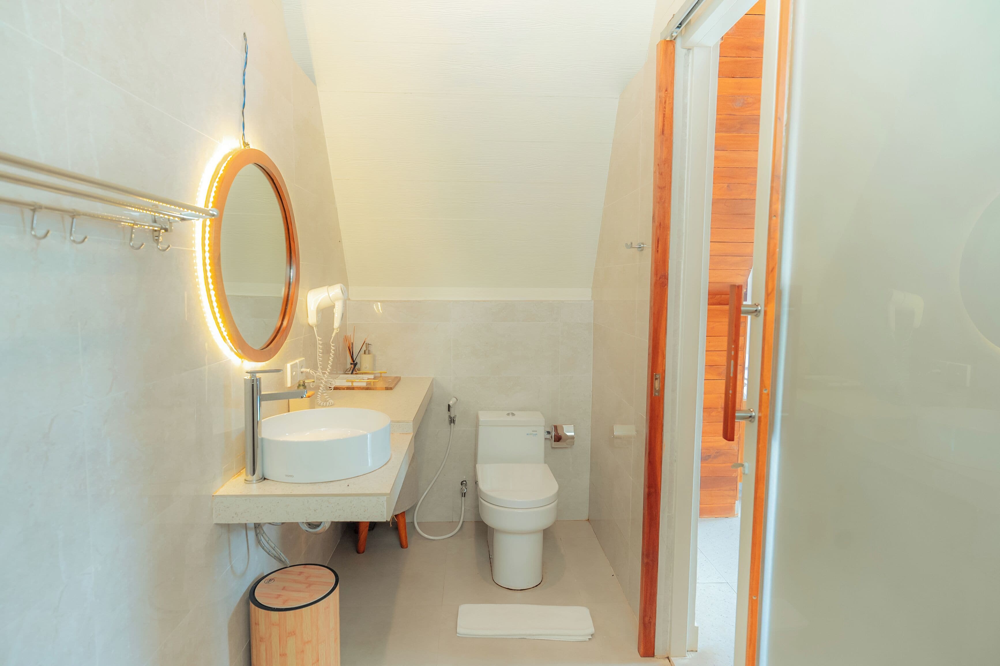 Kabin Junior, balkon, pemandangan kebun | Kamar mandi | Shower, pengering rambut, handuk, dan sabun
