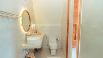 Kabin Junior, balkon, pemandangan kebun | Kamar mandi | Shower, pengering rambut, handuk, dan sabun