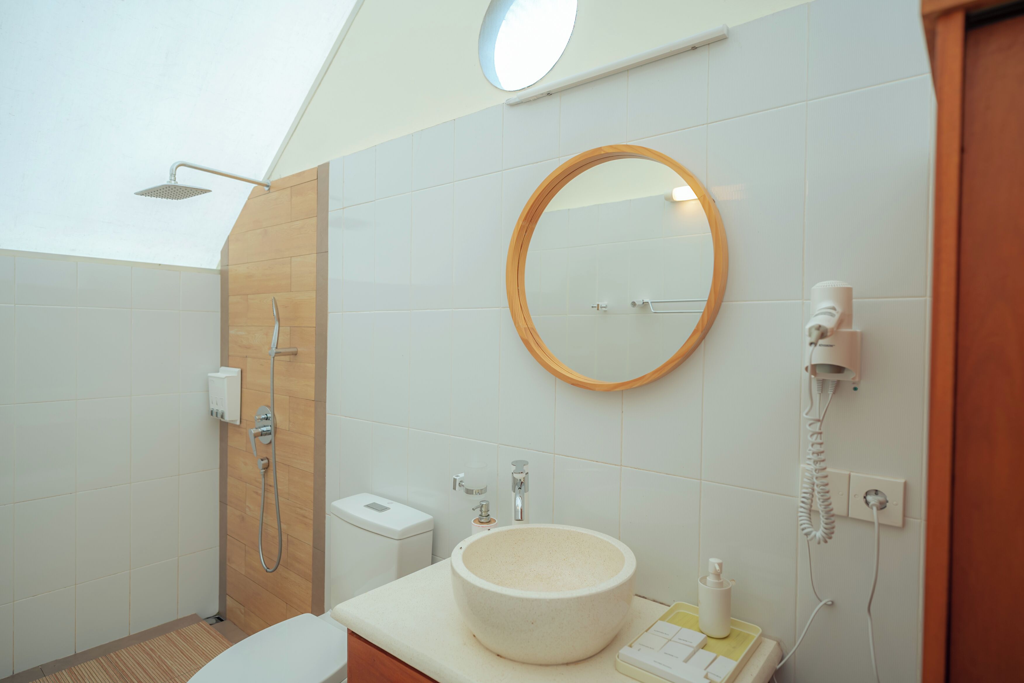 Standard Twin Room, Balcony, Garden View | Bilik Mandi | Pancuran mandi, pengering rambut, tuala disediakan, sabun 