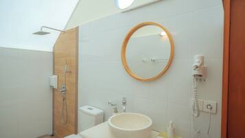 Standard Twin Room, Balcony, Garden View | Bilik Mandi | Pancuran mandi, pengering rambut, tuala disediakan, sabun