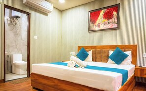 Kahden hengen deluxe-huone, kaupunkinäköala | Kylpyhuone | Suihku, pyyhkeet, saippua, sampoo