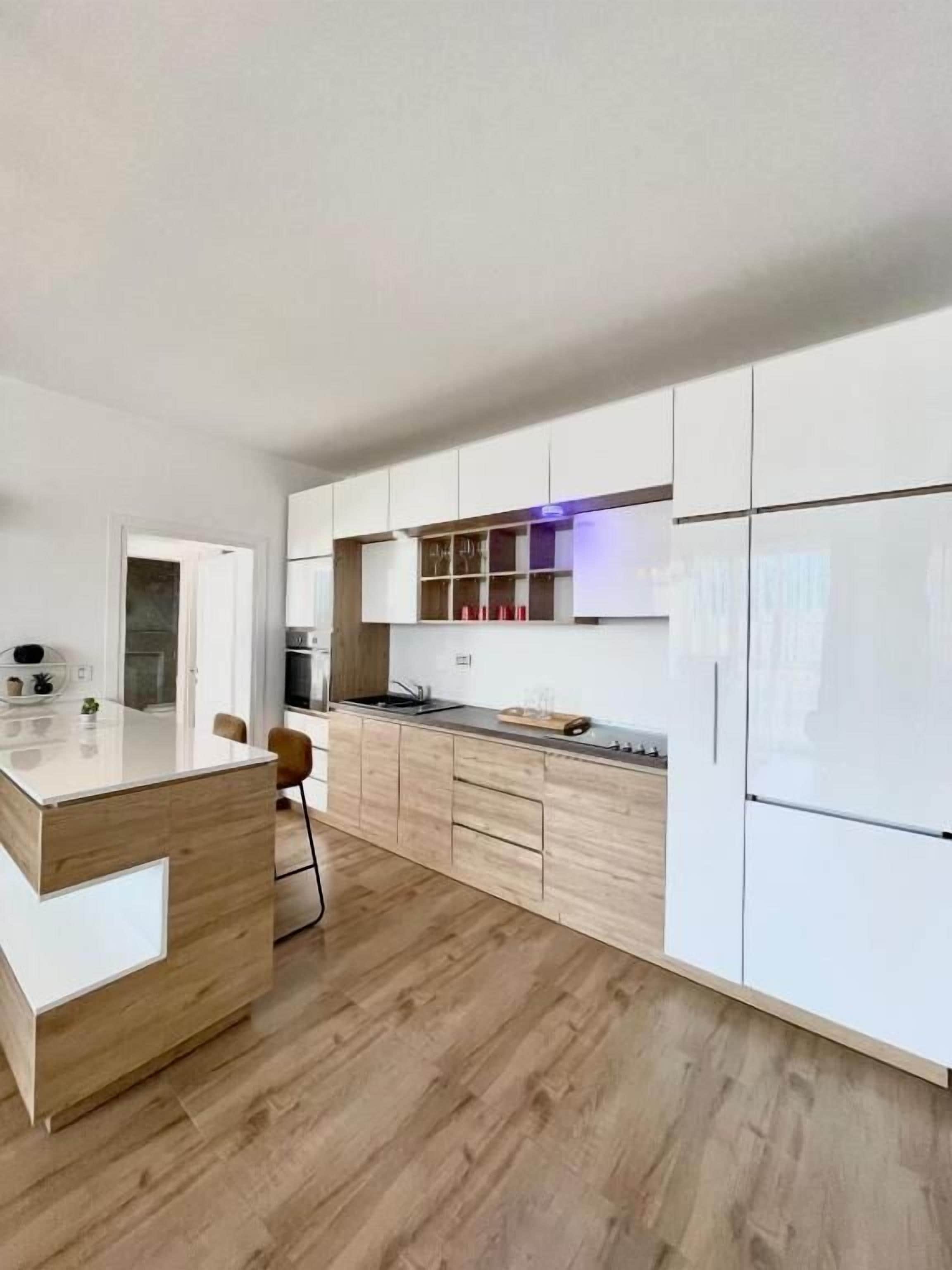 Superior appartement, 2 slaapkamers, balkon, uitzicht op de stad | Privékeuken | Een koelkast met diepvriezer, een microgolfoven, een broodrooster