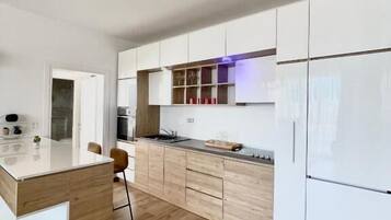 Superior appartement, 2 slaapkamers, balkon, uitzicht op de stad | Privékeuken | Een koelkast met diepvriezer, een microgolfoven, een broodrooster