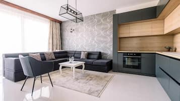 Apartamento luxo, 1 cama King e sofá-cama, vista para a cidade | Área de estar