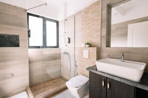Habitación doble estándar, balcón, vista al patio | Baño | Tina, amenidades de baño gratuitas, secadora de cabello, pantuflas