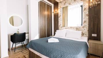 Familie appartement, 2 slaapkamers, balkon, uitzicht op de binnenplaats | Luxe beddengoed, bedden met traagschuimmatrassen, een minibar