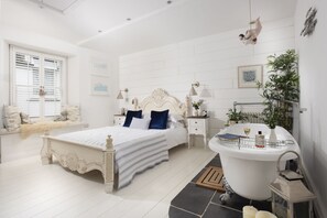 Spa - Gylly Cottage - Bathtub in bedroom, Footsteps from harbour, Fireplace (Mousehole)