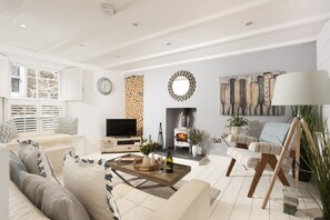 Smart TV - Gylly Cottage - Bathtub in bedroom, Footsteps from harbour, Fireplace (Mousehole)