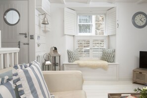 Smart TV - Gylly Cottage - Bathtub in bedroom, Footsteps from harbour, Fireplace (Mousehole)