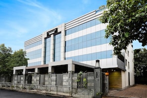 A modern building with a sign reading 'TOINHOUSE OAK.' - Deluxealandur Near Chennai Airport (Chennai)