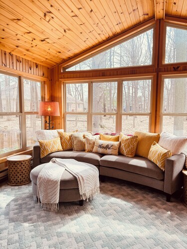 Appleton Wooded Oasis - Massage Hot Tub - Fireplace- Sunroom -6 Star Hospitality