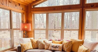 Appleton Wooded Oasis - Massage Hot Tub - Fireplace- Sunroom -6 Star Hospitality