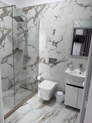 Bathroom - Hotel DEAL (Krujë)