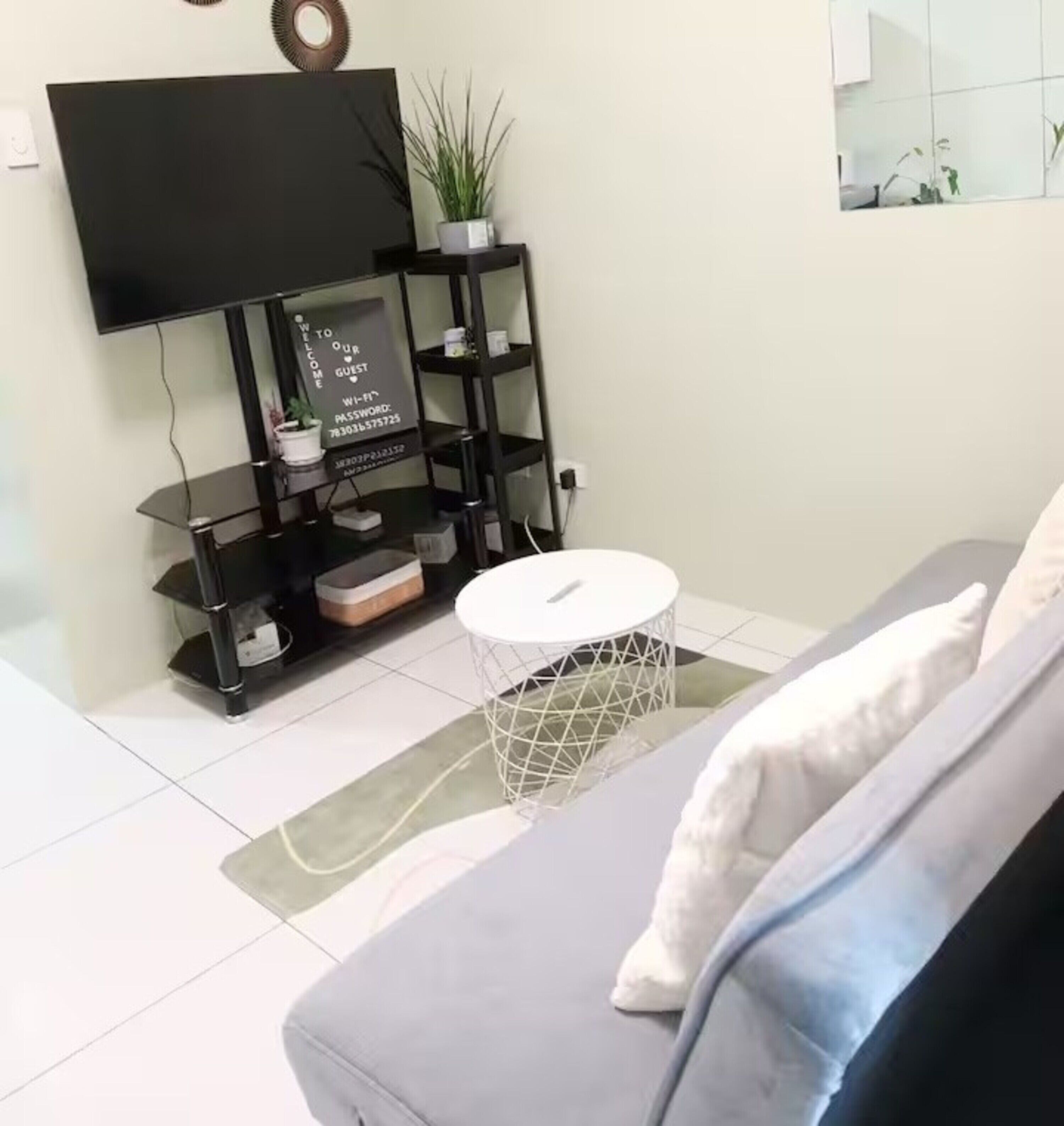 Condo có thiết kế đặc trưng, 1 giường cỡ queen và sofa giường, quang cảnh thành phố | Khu phòng khách | Smart TV 40-inch có truyền hình kỹ thuật số 