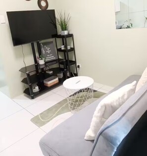 Condo có thiết kế đặc trưng, 1 giường cỡ queen và sofa giường, quang cảnh thành phố | Khu phòng khách | Smart TV 40-inch có truyền hình kỹ thuật số 