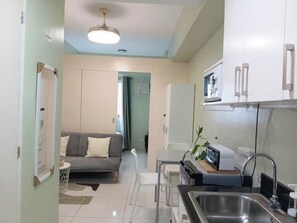 Signature Condo, 1 Queen Bed with Sofa bed, City View | Private kitchen - Greenleaf fast Wifi Green Residence (Manila)