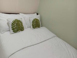 Condo có thiết kế đặc trưng, 1 giường cỡ queen và sofa giường, quang cảnh thành phố | Trang trí khác biệt, trang bị nội thất với thiết kế riêng biệt, bàn 