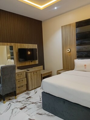 Desk, laptop workspace, free WiFi - Motion Hotels and Suites Uyo (Uyo)