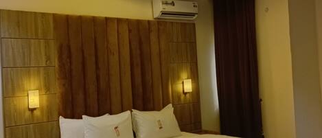 Deluxe Studio, City View | Desk, laptop workspace, free WiFi