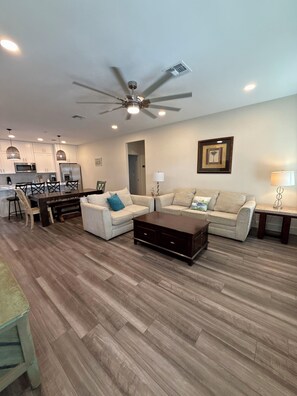 Living area - 3 BD Family Home | Extd Stays | Pets Ok (Aransas Pass)