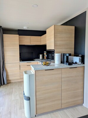 Fridge, microwave, oven, stovetop - Cottage in quiet meadow estate (La Chapelle-Hermier)