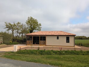 Exterior - Cottage in quiet meadow estate (La Chapelle-Hermier)