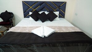 Una cama bien hecha con cabecera, almohadas y colcha.