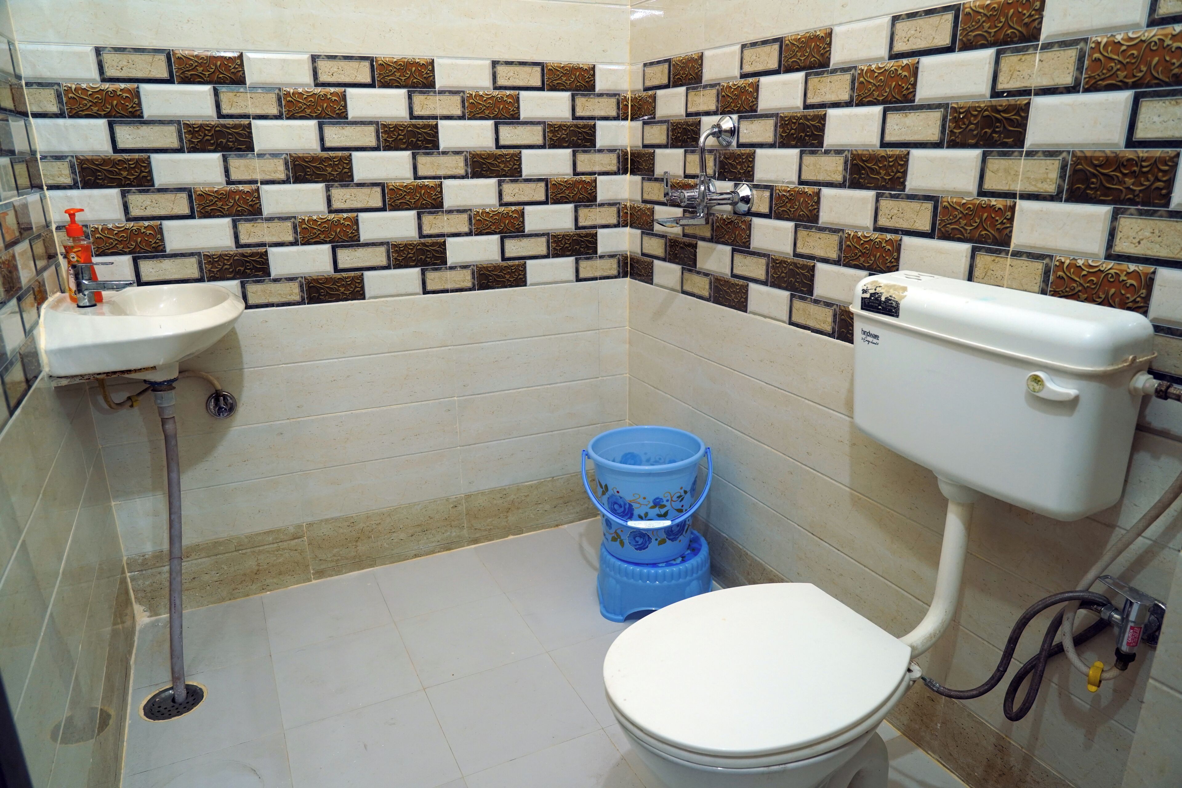 Double or Twin Room | Bathroom | Shower, towels, soap, shampoo
