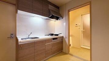 Apartment im japanischen Stil | Eigene Küche | Kühlschrank, Mikrowelle, Herdplatte, Wasserkocher