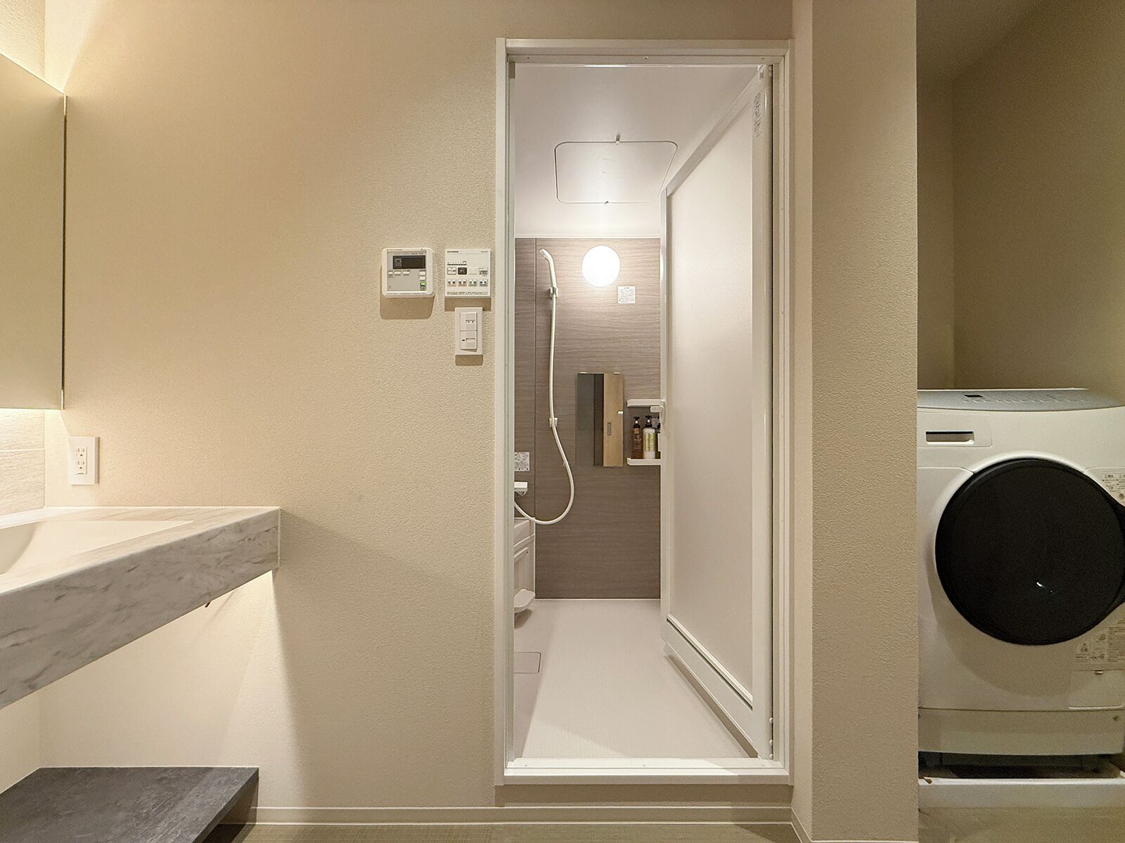 Appartement de style japonais  | Salle de bain | Ensemble baignoire-douche, séchoir à cheveux, pantoufles