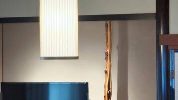 Leilighet i japansk stil | Oppholdsområde | En 55-tommers smart-TV med kabel-kanaler