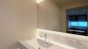 Comfort Apartment | Bathroom | Combined shower/tub, hair dryer, slippers, towels