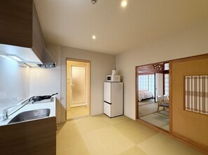 Japanese-style Apartment  | Private kitchen | Fridge, microwave, stovetop, cookware/dishes/utensils - Namiki Hills (Hiroshima)