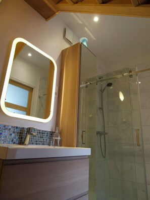 Dusche, Handtücher, Toilettenpapier