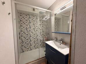 Bathroom - Apartment with parking, mountain view - 4 guests (Banyuls-sur-Mer)