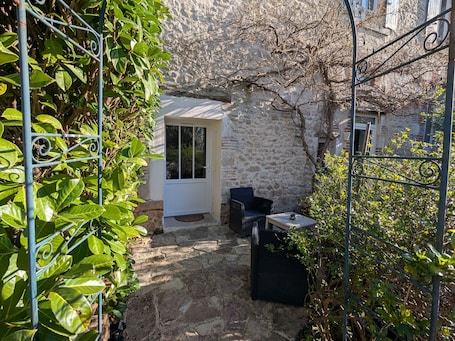 Terrace/patio. Cozy guest room by the Loire