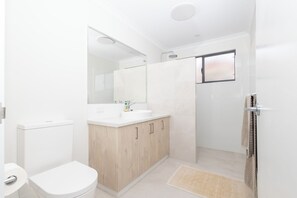 Bathroom - Escape to Green Head (Green Head)